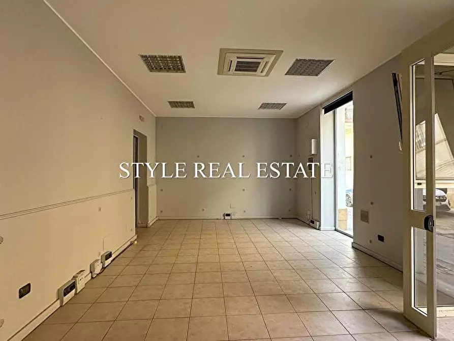 Immagine 9 di Locale commerciale in vendita  in Via Antioco 8/10/12 a Siracusa