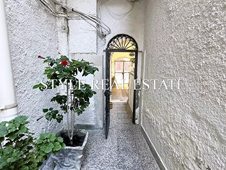 Immagine 12 di Palazzo in vendita  in Via Pietro - a Siracusa