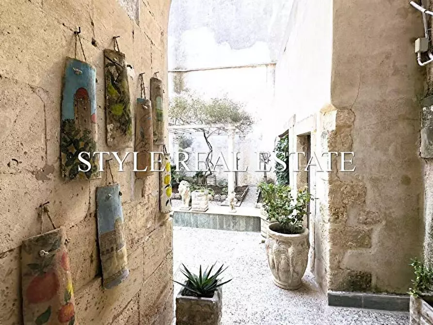 Immagine 7 di Palazzo in vendita  in Via Pietro - a Siracusa