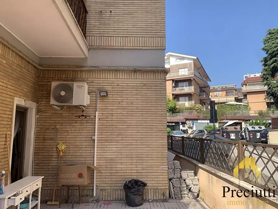 Immagine 9 di Negozio in vendita  in VIA CAMILLO SERAFINI 63 a Roma