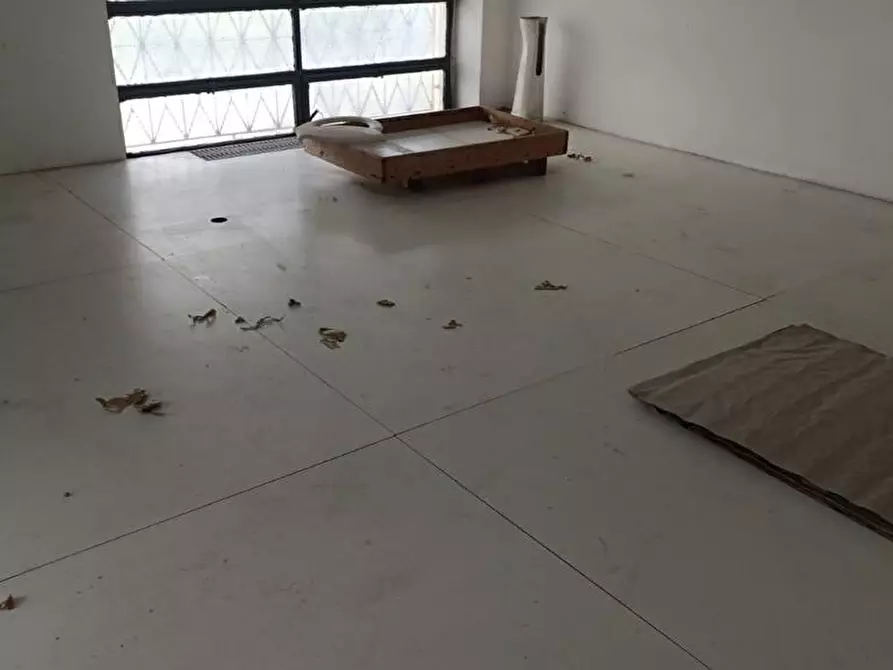 Immagine 4 di Negozio in affitto  in Via Galileo Ferraris  5 a Fasano