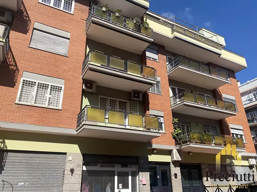 Immagine 5 di Negozio in vendita  in VIA FRANCESCO VETTORI 19 a Roma