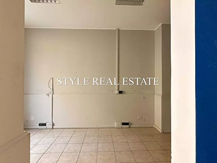 Immagine 5 di Locale commerciale in vendita  in Via Antioco 8/10/12 a Siracusa