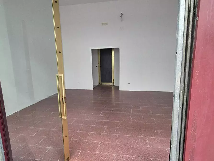 Immagine 7 di Locale commerciale in vendita  in Via Matteotti 1 a Nocera Inferiore