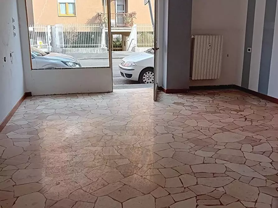 Immagine 1 di Negozio in vendita  in via Gian Rinaldo Carli 39 a Milano