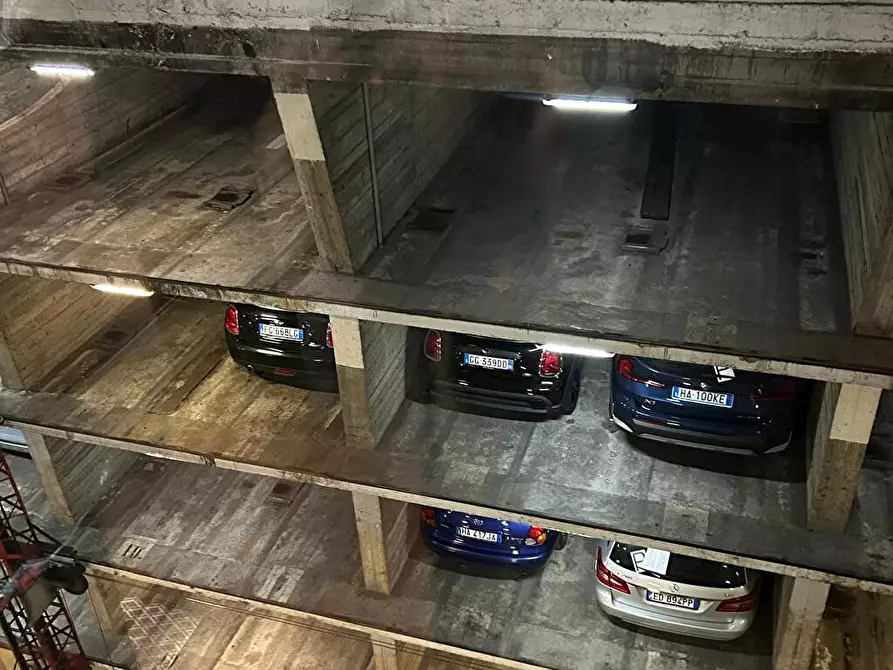 Immagine 6 di Posto auto in affitto  in Via Pontaccio  8 a Milano