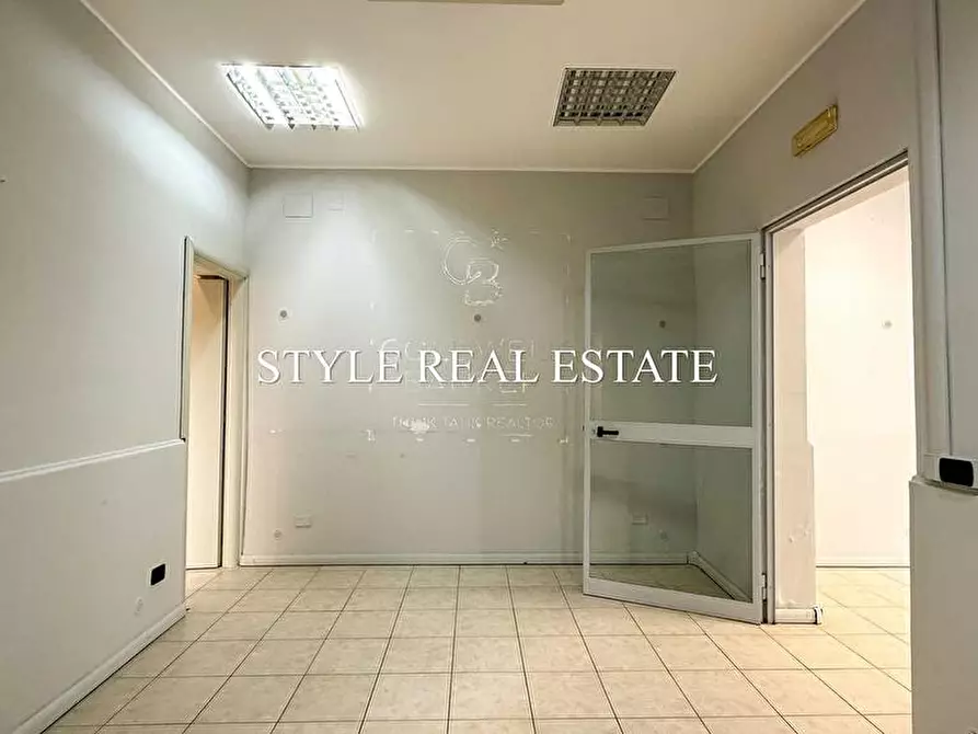 Immagine 20 di Locale commerciale in vendita  in Via Antioco 8/10/12 a Siracusa