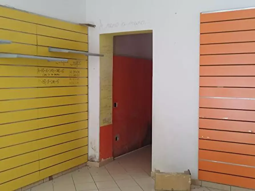 Immagine 2 di Locale commerciale in vendita  in Via Paolo Falciani 19 a Sarno