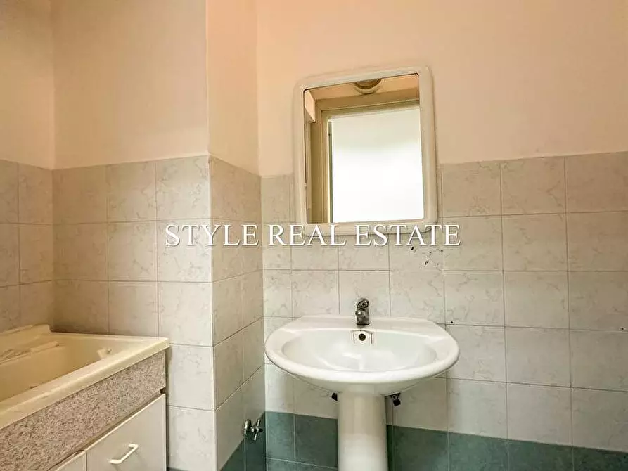 Immagine 32 di Locale commerciale in vendita  in Via Antioco 8/10/12 a Siracusa