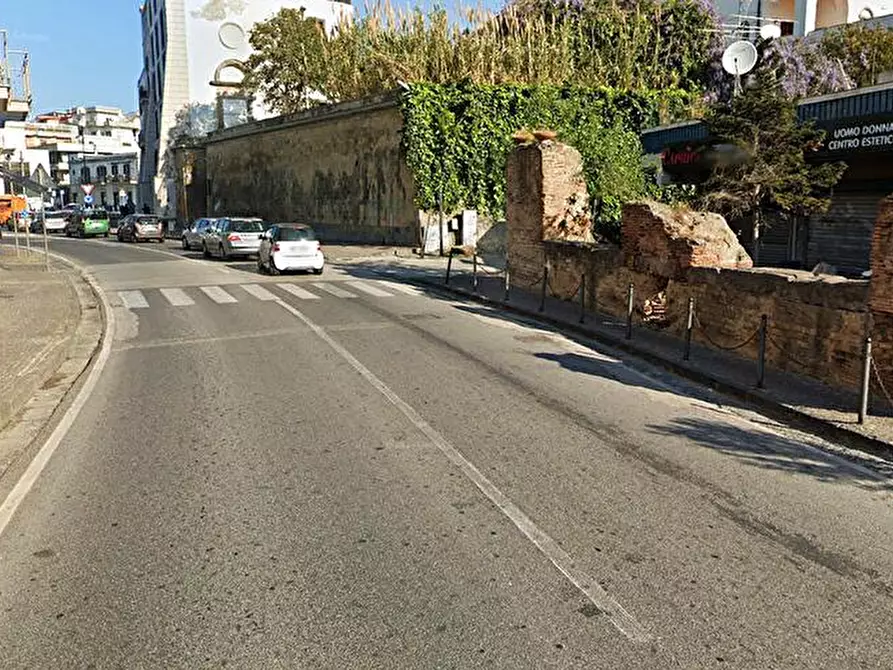 Immagine 2 di Locale commerciale in affitto  in Corso Nicola Terracciano 10 a Pozzuoli