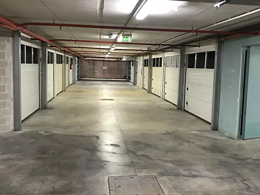 Immagine 3 di Box auto in affitto  in Via Bernardo Cavallino  70 a Napoli