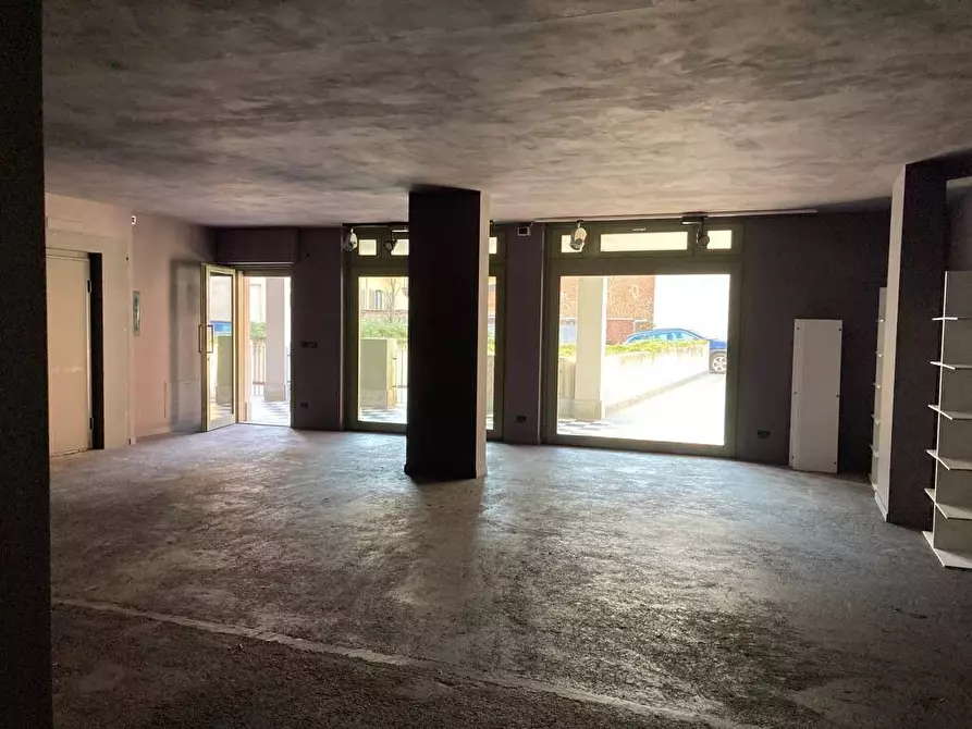 Immagine 6 di Attività commerciale in affitto  a Chieri