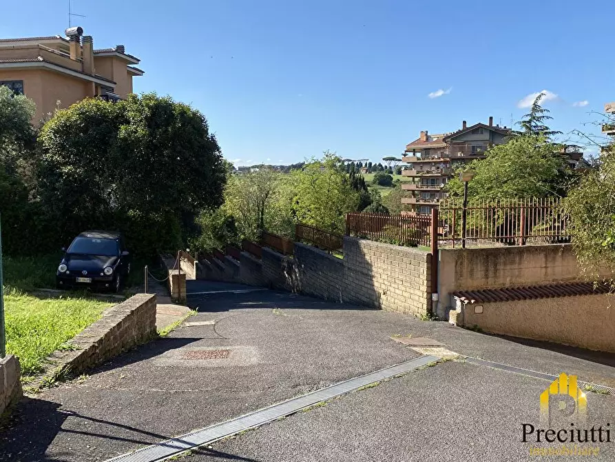 Immagine 1 di Box auto in vendita  in VIA DEL FONTANILE ARENATO 308 a Roma