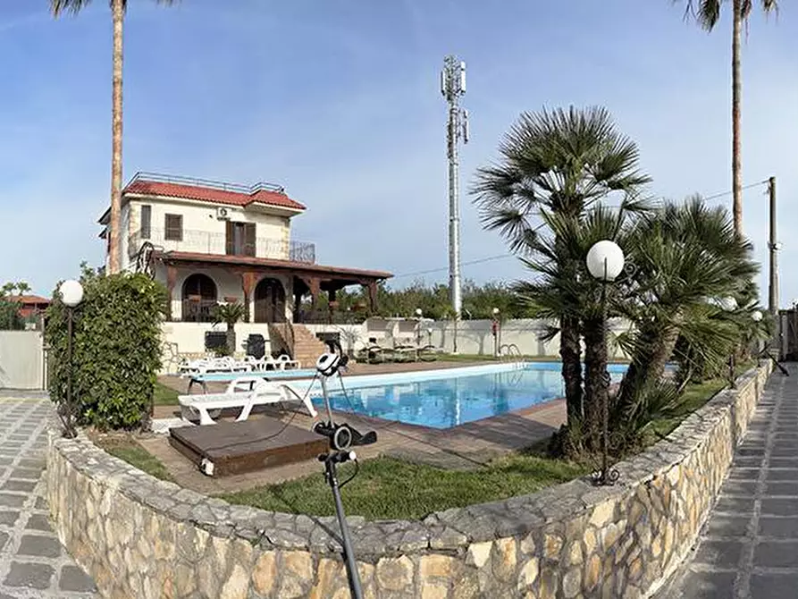 Immagine 1 di Villa in vendita  in Via Masseria Vecchia snc a Giugliano In Campania