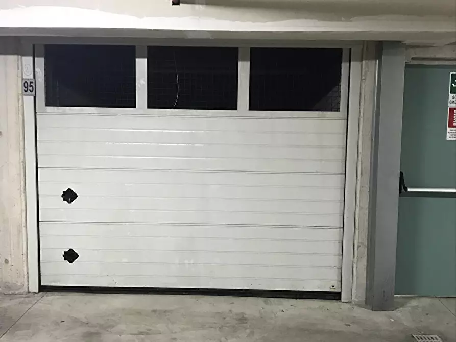 Immagine 1 di Box auto in affitto  in Via Bernardo Cavallino  70 a Napoli