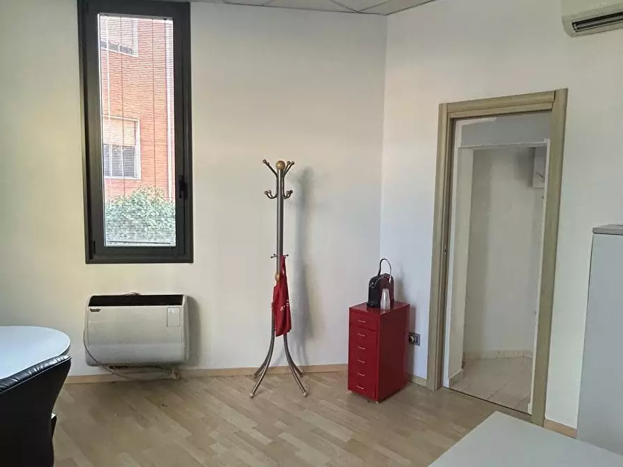 Immagine 4 di Attività commerciale in affitto  a Parma