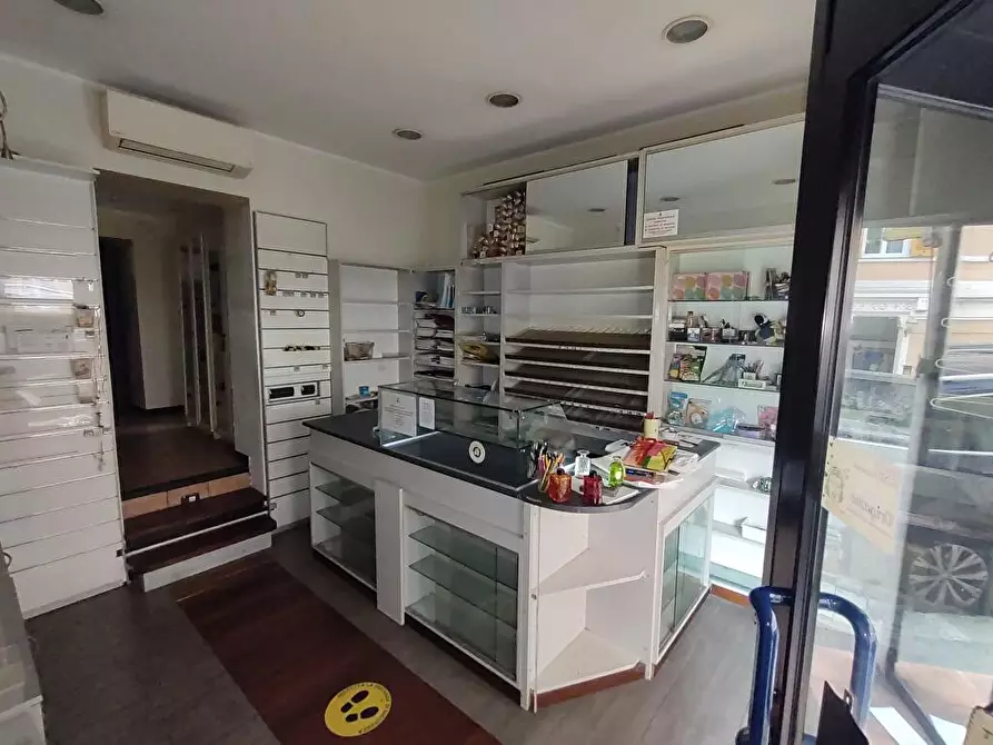 Immagine 3 di Negozio in affitto  in via Pisa 12r a Genova