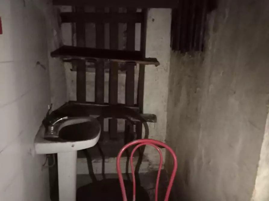 Immagine 5 di Locale commerciale in vendita  in Corso Umberto I 1 a Sarno