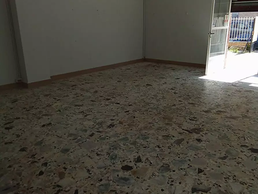 Immagine 2 di Attività commerciale in affitto  a Foggia