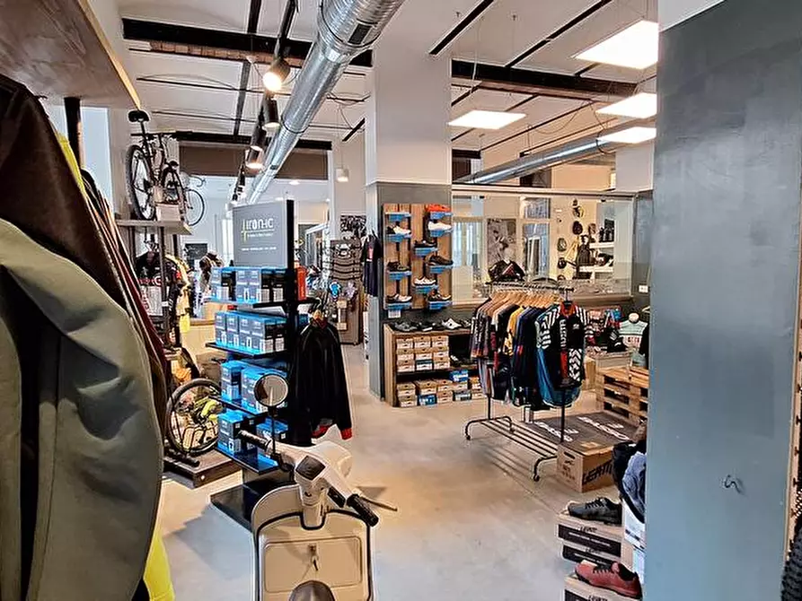 Immagine 2 di Locale commerciale in vendita  in via arò 66 a Asti