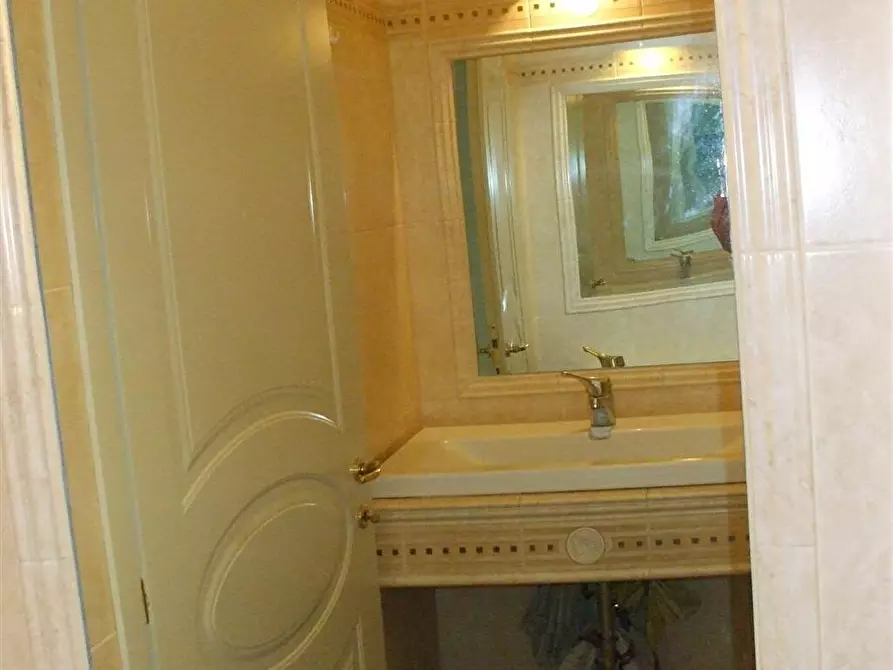 Immagine 9 di Camera in affitto  a Parma