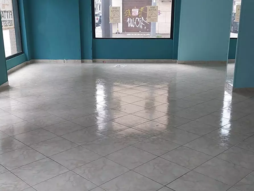 Immagine 2 di Attività commerciale in affitto  in Piazza Alfredo De Marsico  3 a Avellino