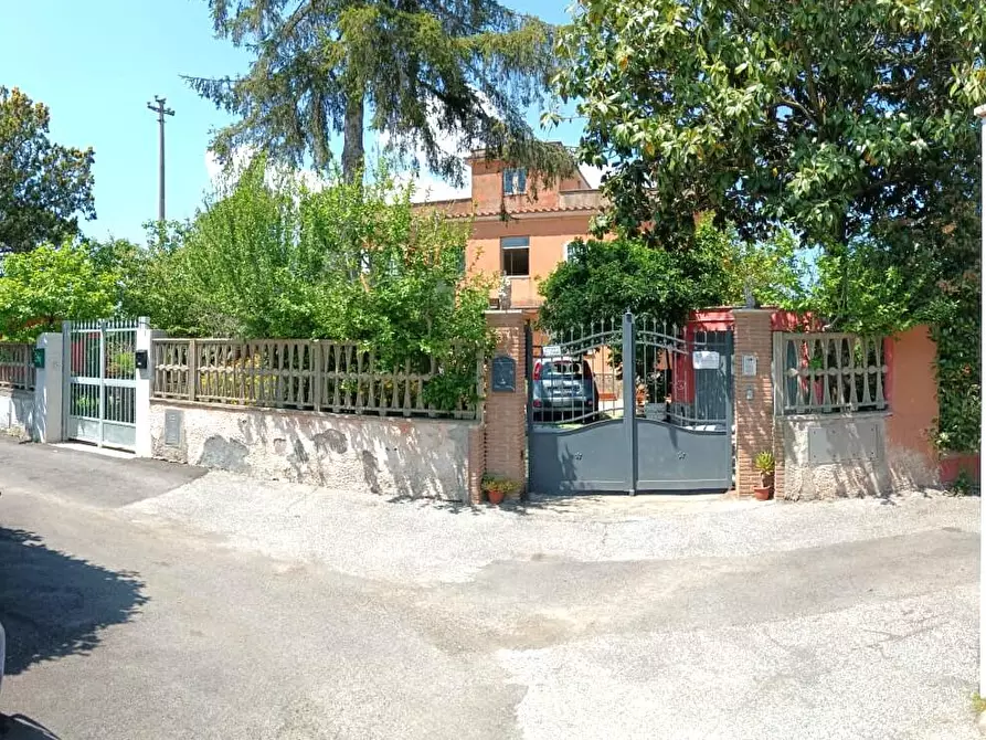 Immagine 1 di Casa semindipendente in vendita  in VIA APPIA NUOVA 1248 a Roma