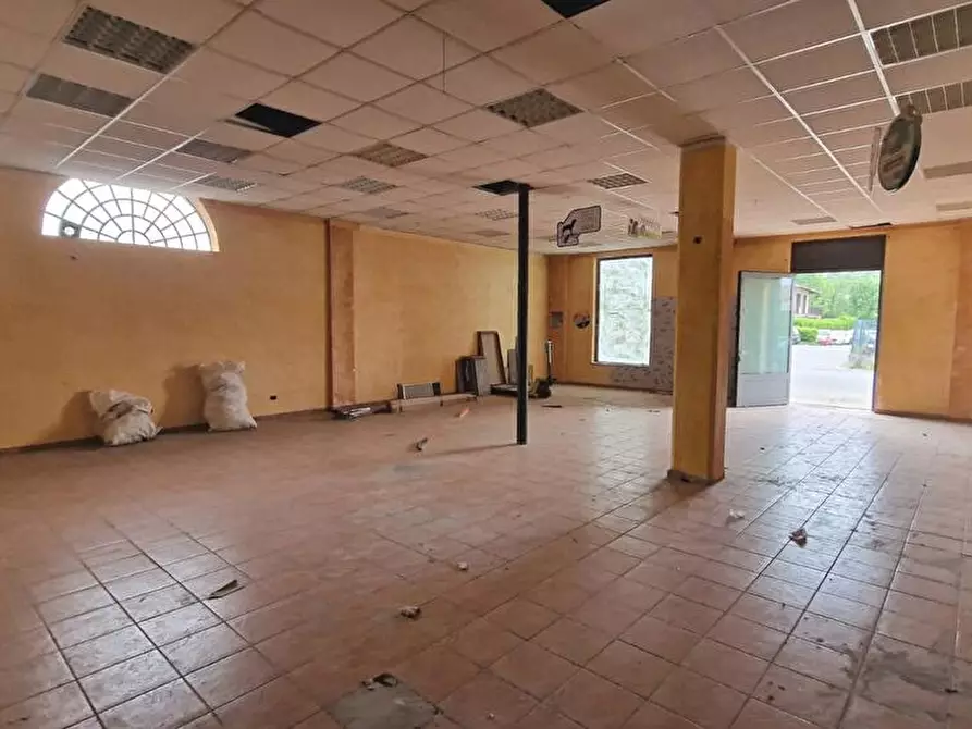 Immagine 5 di Locale commerciale in affitto  in Viale Verbano 62 a Gavirate