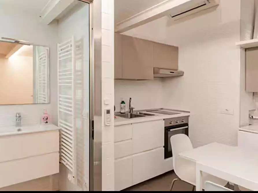 Immagine 6 di Loft/Open space in affitto  in Via Riviera di chiaia 155 a Napoli