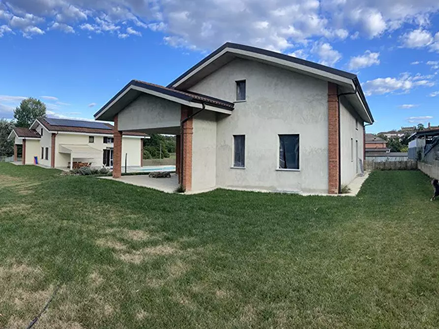 Immagine 2 di Villa in vendita  in Frazione Serravalle 141C a Asti