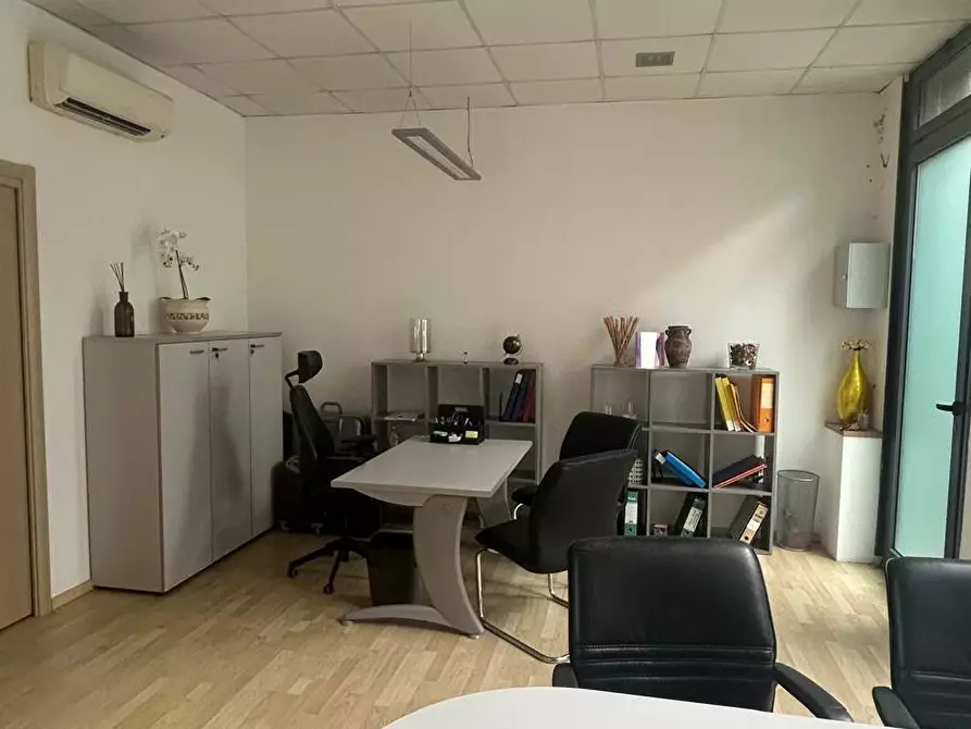 Immagine 3 di Attività commerciale in affitto  a Parma