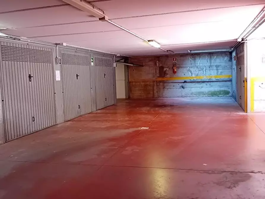 Immagine 5 di Garage in vendita  in via Franco Faccio  20 a Milano