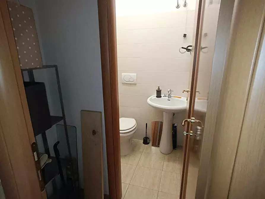 Immagine 2 di Negozio in vendita  in Via Dameta 20 a Roma