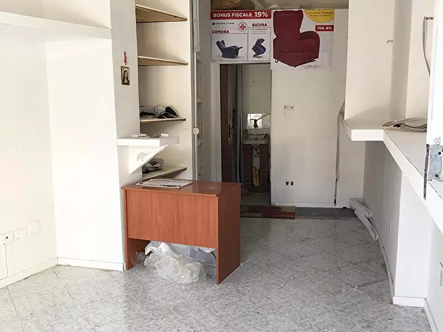 Immagine 6 di Locale commerciale in vendita  in Corso Nicola Terracciano 5 a Pozzuoli
