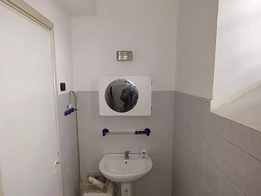Immagine 6 di Negozio in affitto  in via Pisa 12r a Genova