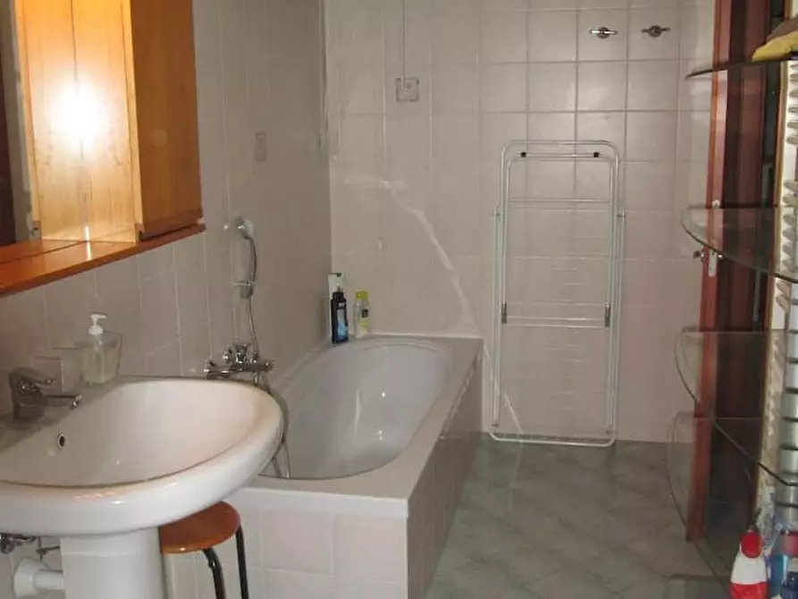 Immagine 22 di Appartamento in affitto  a Lambrugo