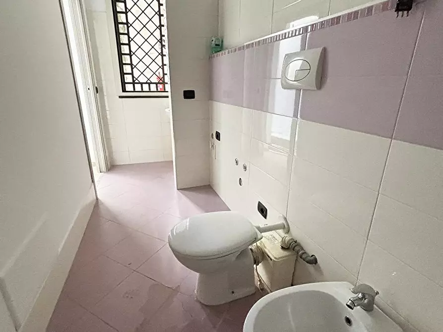 Immagine 15 di Locale commerciale in affitto  in Via Orazio Quinto Flacco 5 a Aversa