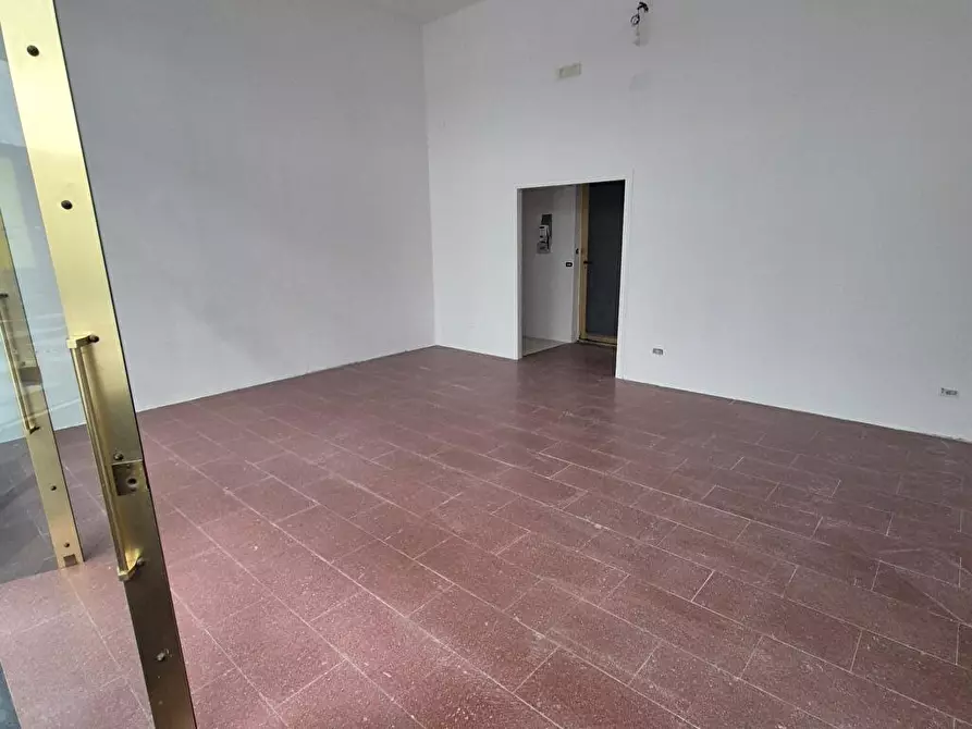 Immagine 5 di Locale commerciale in vendita  in Via Matteotti 1 a Nocera Inferiore