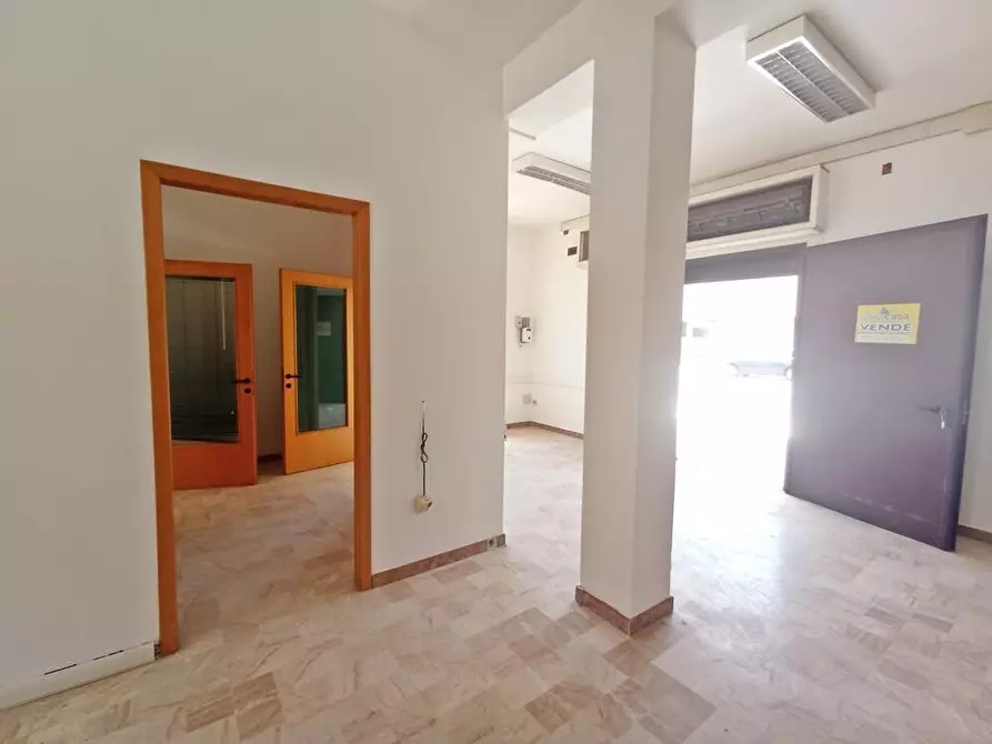 Immagine 10 di Locale commerciale in vendita  in Via bruno 5 a Sassari