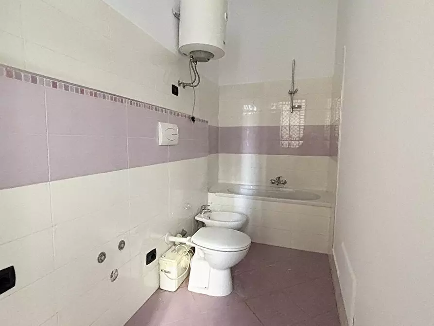 Immagine 14 di Locale commerciale in affitto  in Via Orazio Quinto Flacco 5 a Aversa