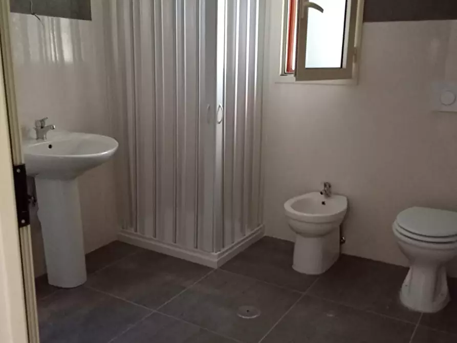 Immagine 2 di Locale commerciale in affitto  in Via Provinciale Amendola 1 a Sarno