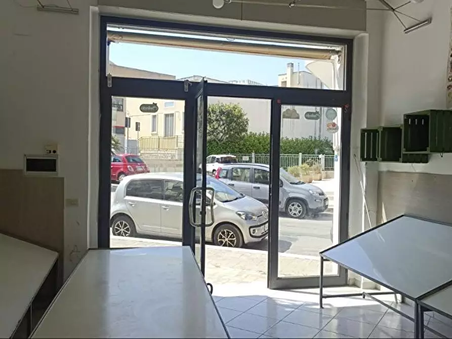 Immagine 2 di Negozio in affitto  in Via Galileo Ferraris  5 a Fasano
