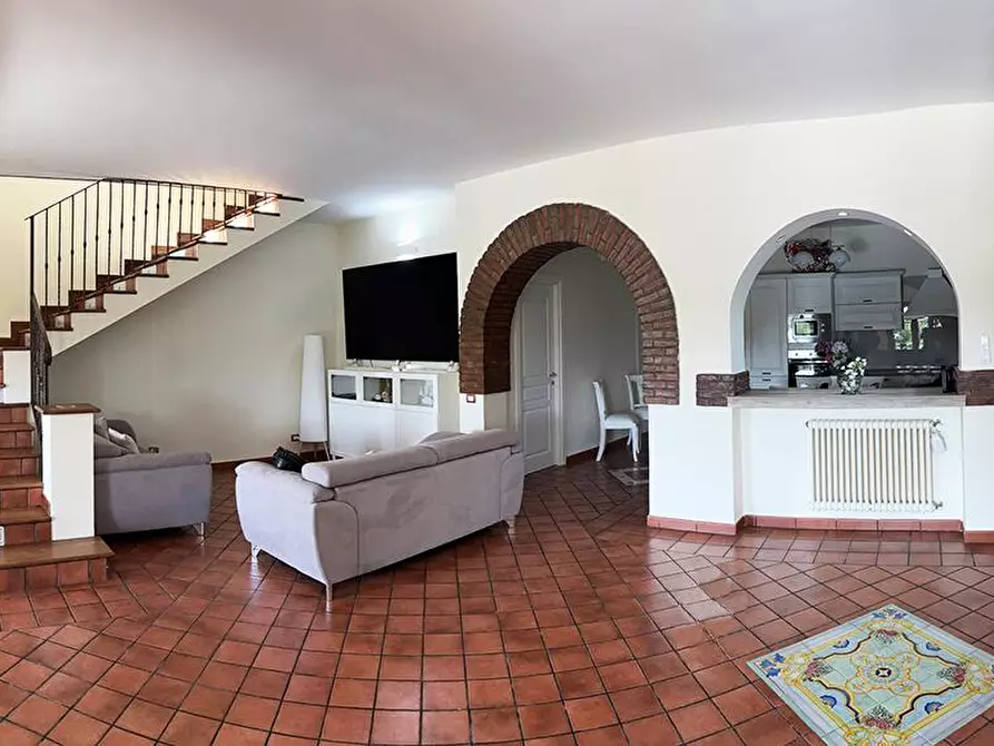 Immagine 13 di Villa in vendita  in Via Masseria Vecchia snc a Giugliano In Campania