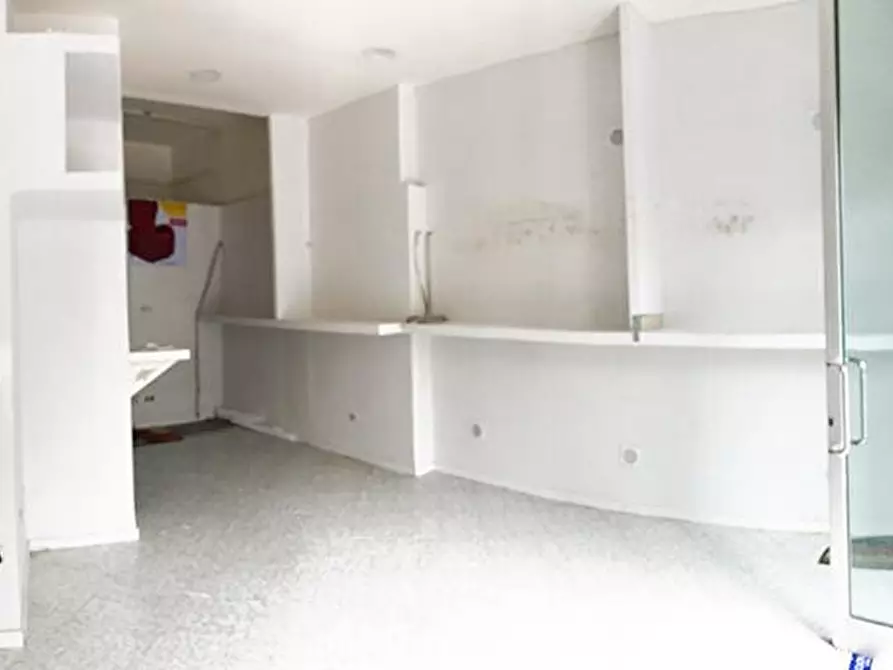 Immagine 10 di Locale commerciale in affitto  in Corso Nicola Terracciano 10 a Pozzuoli