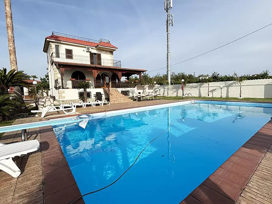 Immagine 53 di Villa in vendita  in Via Masseria Vecchia snc a Giugliano In Campania