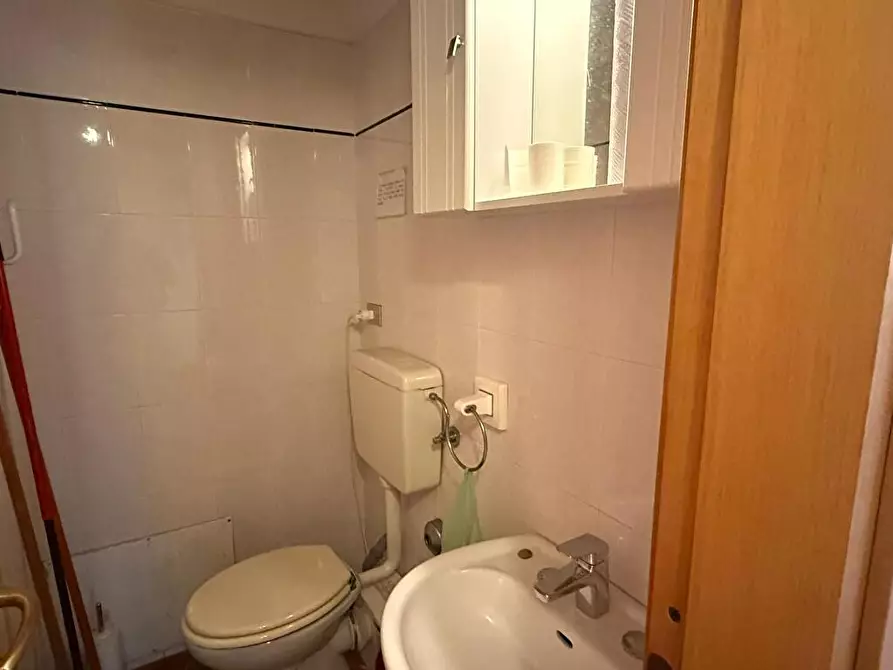 Immagine 9 di Ufficio in affitto  a Traversetolo