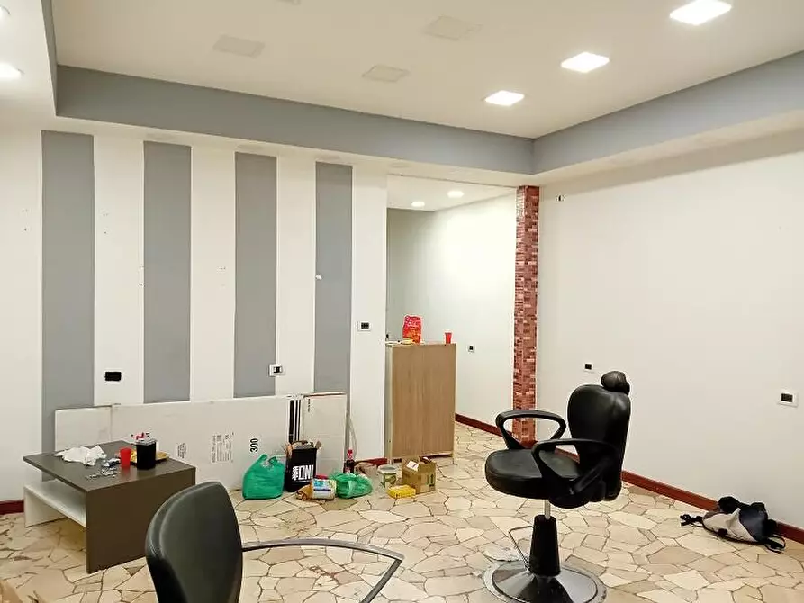 Immagine 12 di Negozio in vendita  in via Gian rinaldo Carli 39 a Milano