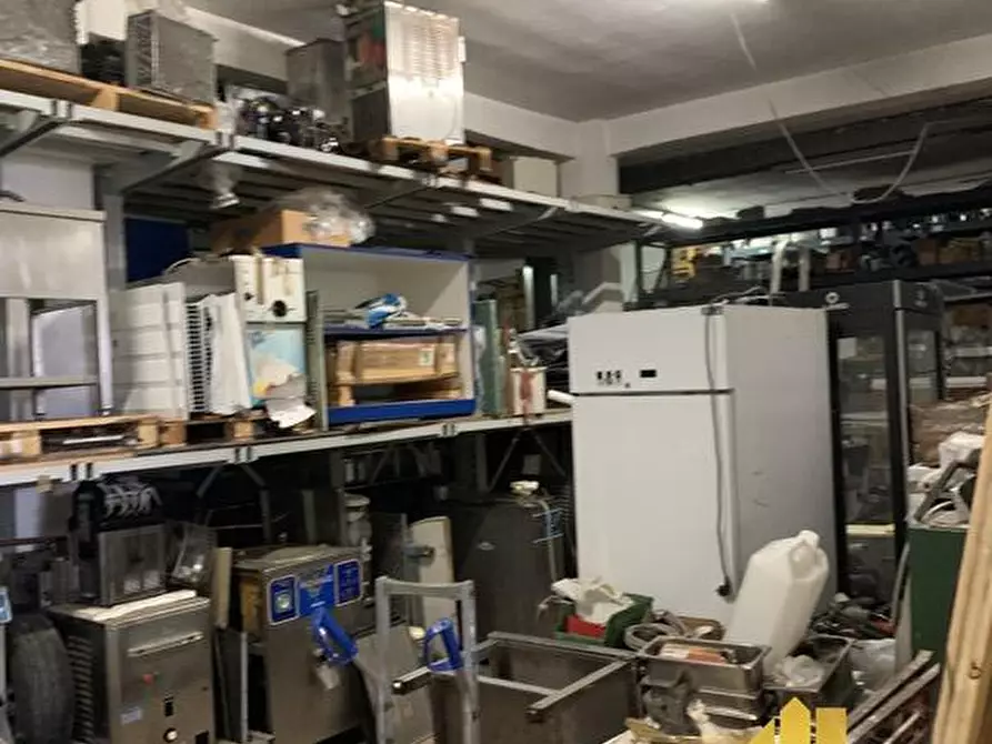 Immagine 14 di Negozio in affitto  in VIA ANTONIO SOGLIANO 74 a Roma