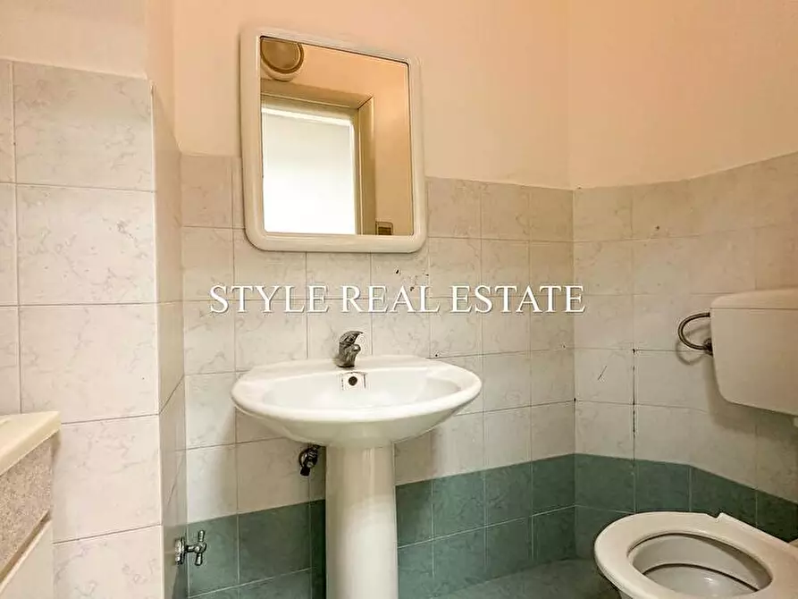 Immagine 33 di Locale commerciale in vendita  in Via Antioco 8/10/12 a Siracusa