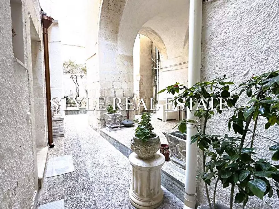 Immagine 9 di Palazzo in vendita  in Via Pietro - a Siracusa